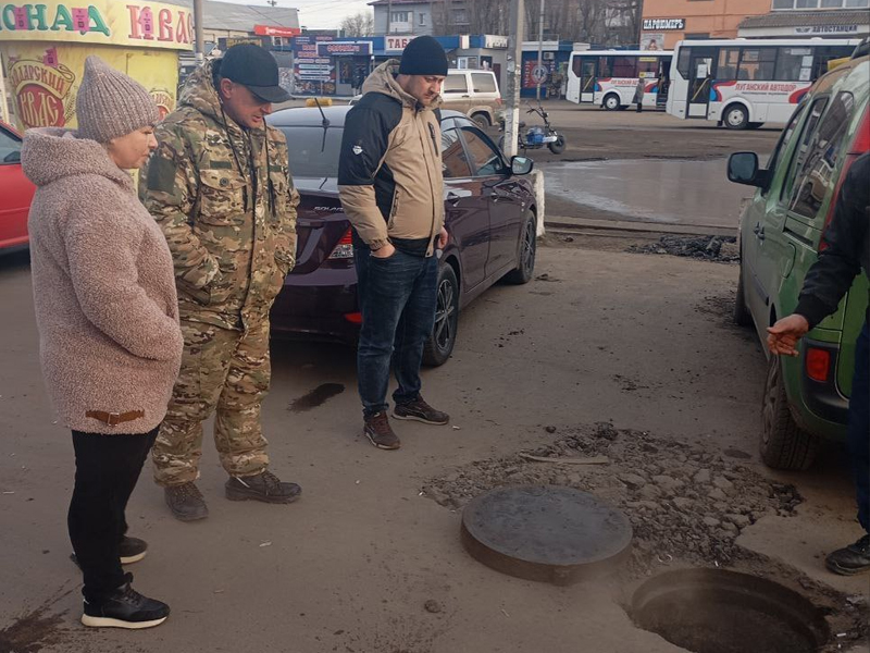 Аварийная ситуация на сетях канализации по ул. Гаршина и пер. Веселый: работа продолжается.