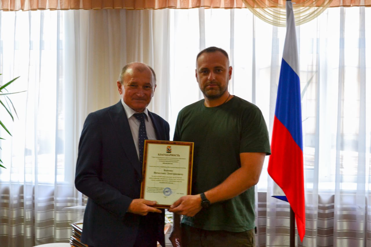 Работникам медицины вручили грамоты.