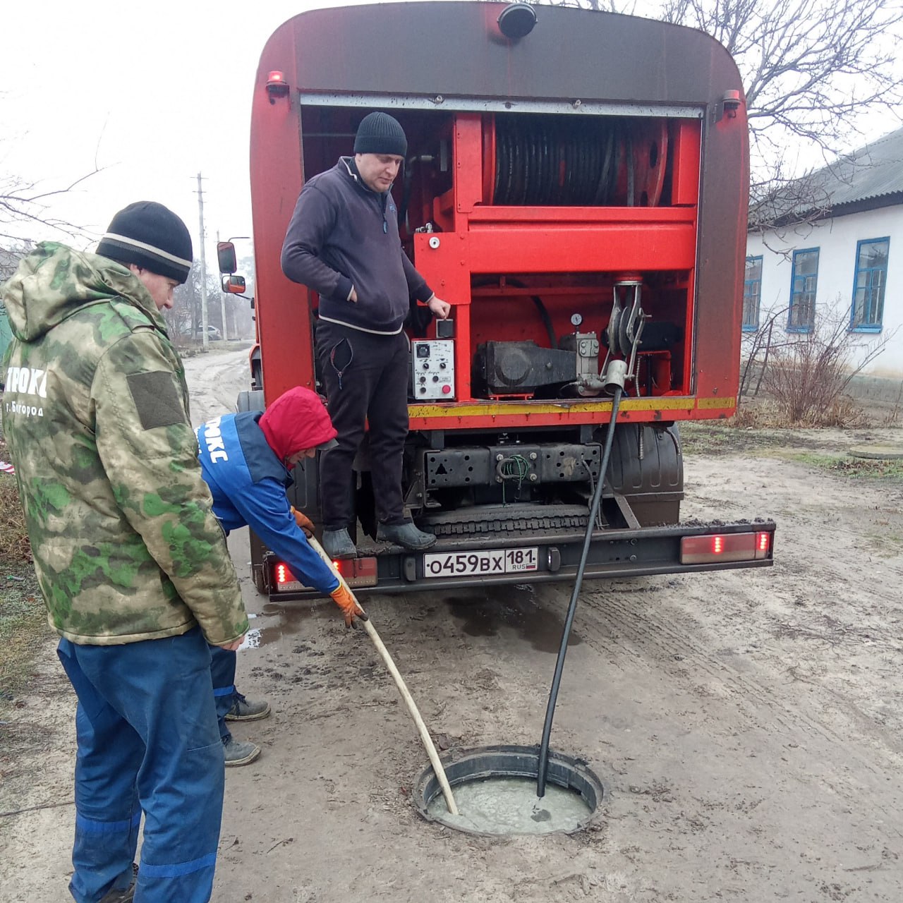 💦 В Старобельске продолжаются ремонтно-восстановительные работы систем водоотведения.