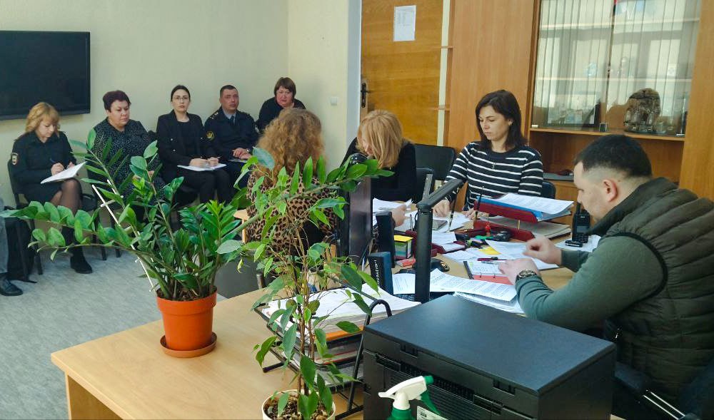 🚸 В Старобельске прошло заседание Комиссии по делам несовершеннолетних и защите их прав..