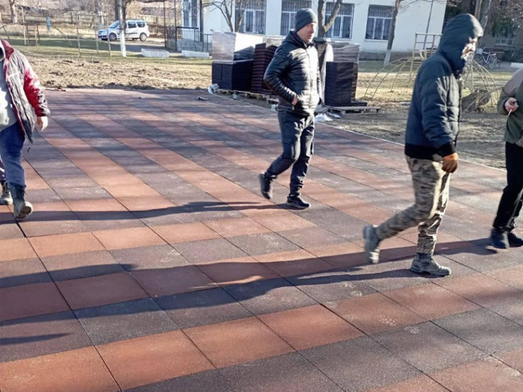 На квартале Орджоникидзе продолжается строительство новой детской площадки. На квартале Орджоникидзе продолжается строительство новой детской площадки.